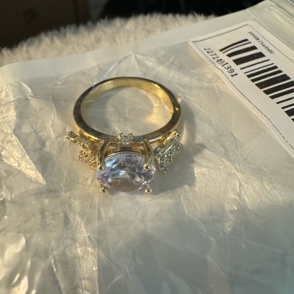Costume jewelry NWT size 5.5 gold ring with large diamond and two - Picture 6 of 8